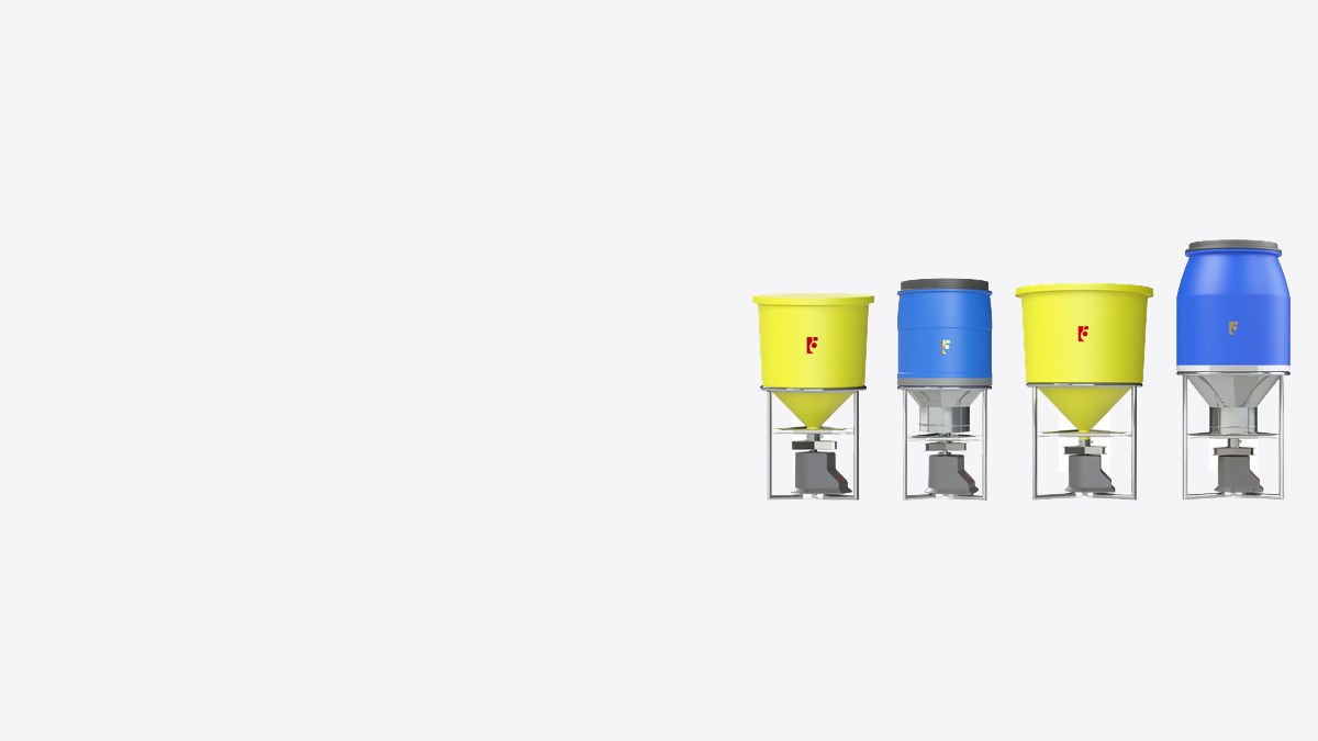 Bốn mẫu máy cho tôm ăn FarmX dòng T xếp cạnh nhau, phễu nhựa và phễu inox, thấy khung inox và đĩa rải