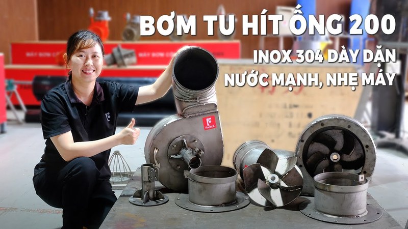 Ảnh bìa clip đầu bơm tu hít ống 200 inox 304, nhân viên xưởng ngồi bên bầu bơm và các cánh bơm rời