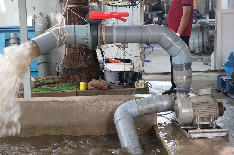 Toàn cảnh giàn chạy thử bơm tuhit FarmX F1: mô tơ, ống hút, van tay đỏ và ống xả đang phun nước