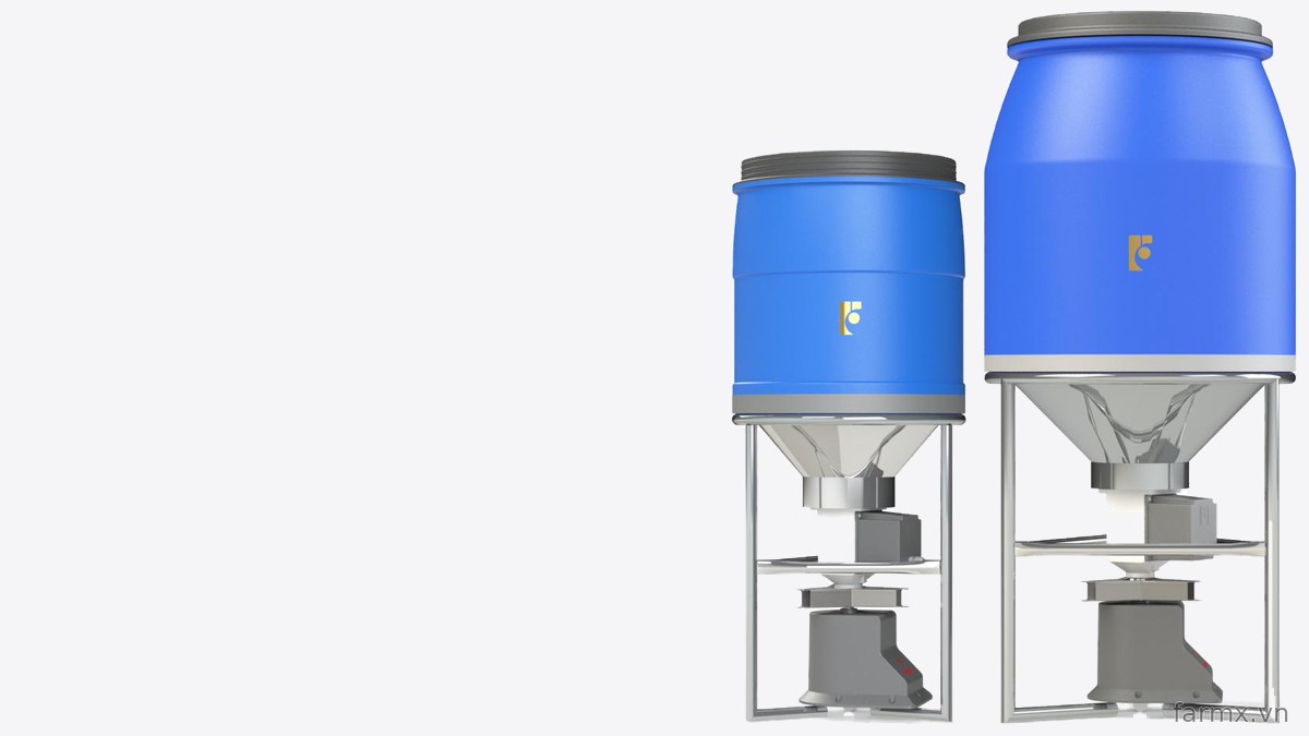Máy cho tôm ăn FarmX dòng A phễu nhựa vàng, khung inox và đĩa rải tròn đặt giữa ao