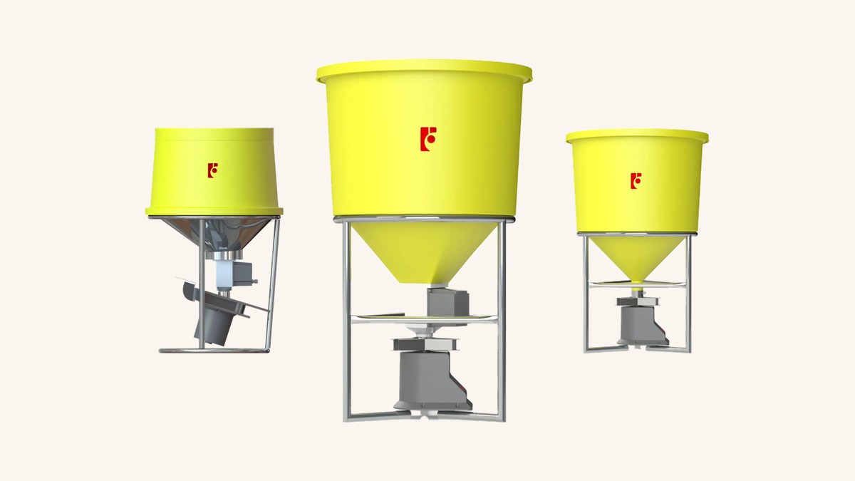Ba dòng máy cho tôm ăn FarmX xếp hàng: dòng mé bờ XP50, dòng A tự định lượng ở giữa, dòng T chỉnh tay