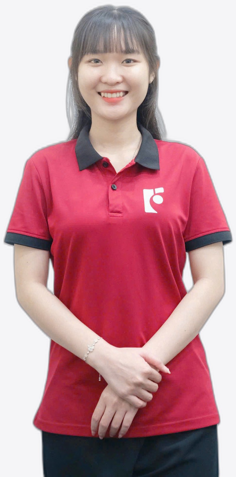 Nhân viên phụ trách bảo hành và giao hàng của xưởng FarmX ở Đầm Dơi, Cà Mau, mặc áo đỏ đồng phục có logo FarmX