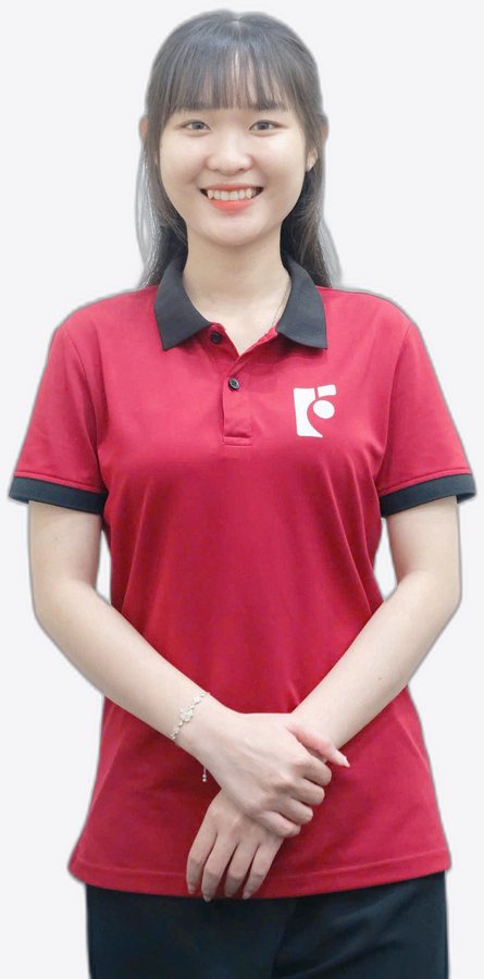 Nhân viên phụ trách bảo hành và giao hàng của xưởng FarmX ở Đầm Dơi, Cà Mau, mặc áo đỏ đồng phục có logo FarmX