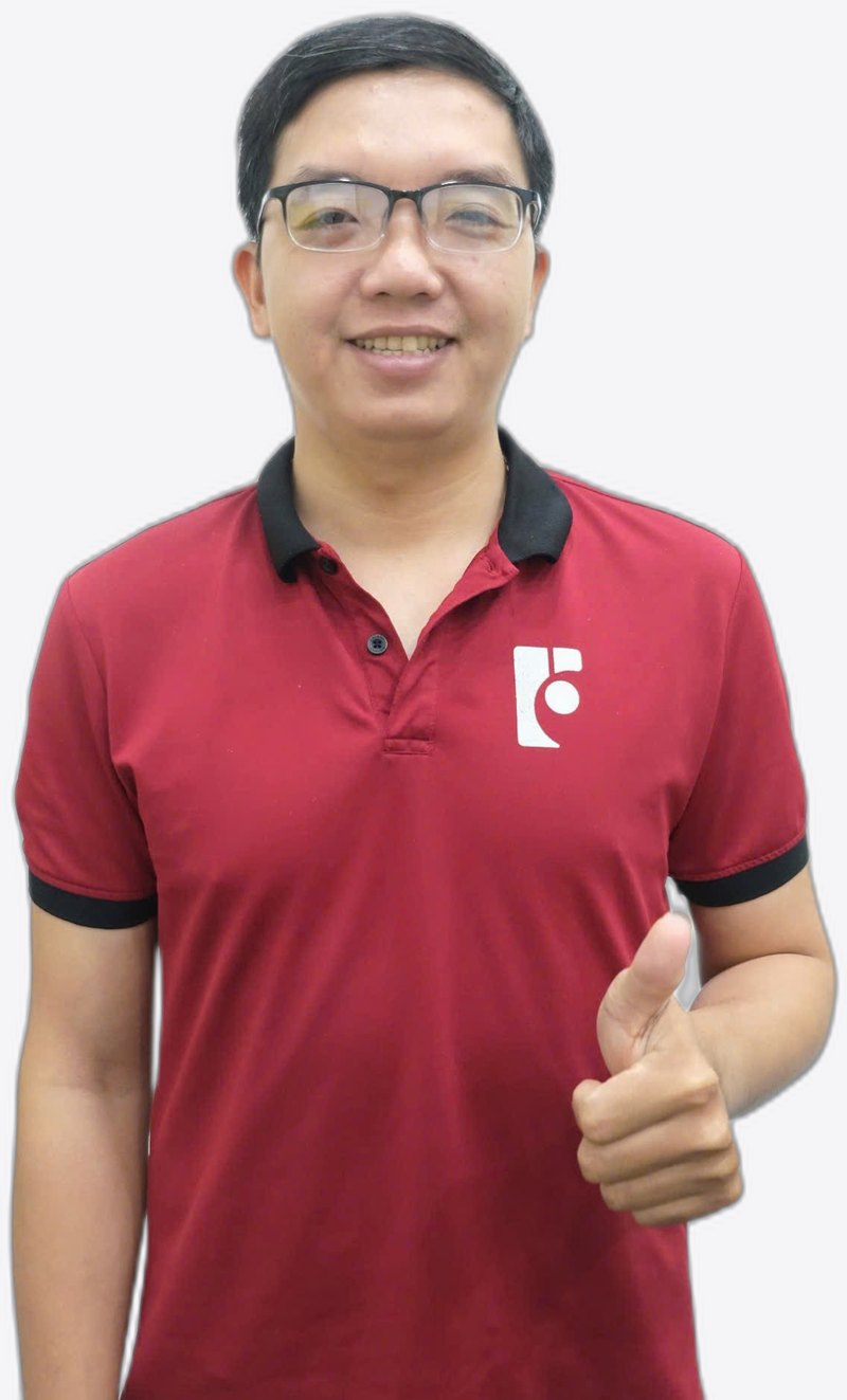 Nhân viên tư vấn máy bơm của xưởng FarmX ở Đầm Dơi, Cà Mau, đeo kính, mặc áo đỏ đồng phục có logo FarmX — người tư vấn Đầu bơm nước inox 304 FarmX