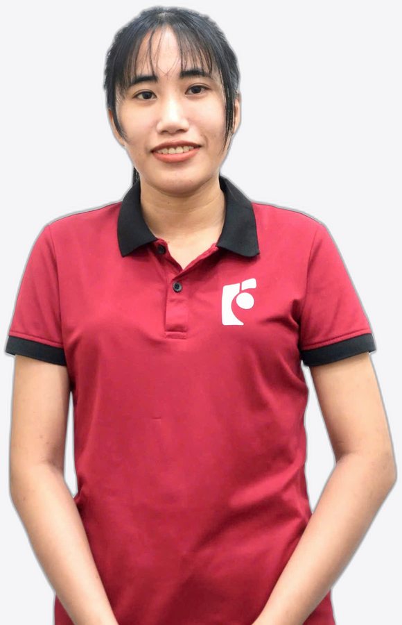 Nhân viên xưởng FarmX ở Đầm Dơi, Cà Mau, mặc áo đỏ đồng phục có logo FarmX, đứng cười nhìn thẳng