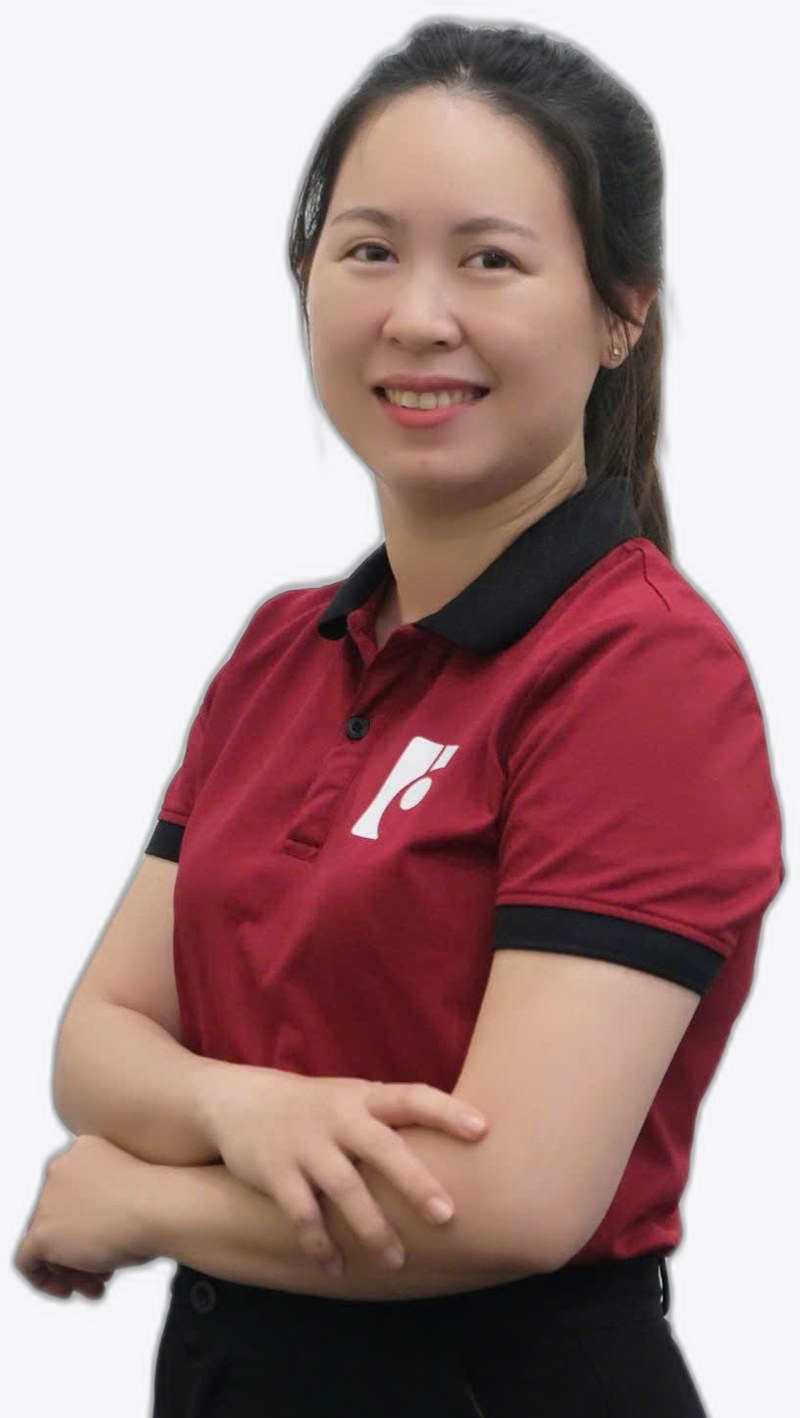 Nhân viên tư vấn của xưởng FarmX ở Đầm Dơi, Cà Mau, mặc áo đỏ đồng phục có logo FarmX, đứng khoanh tay